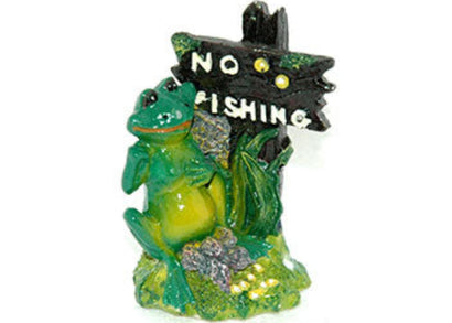 Aqua Pet No Fishing Frog aquarium ornament – smiling green resin frog leaning on a wooden no fishing sign with grassy rock base for fish tanks